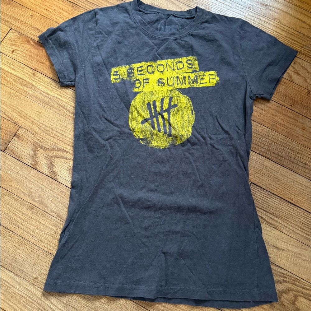 5 Seconds Of Summer charcoal gray band tee neckline print